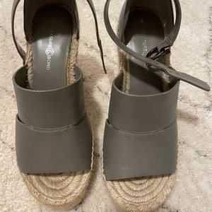 Great wedges that go with everything! great condition